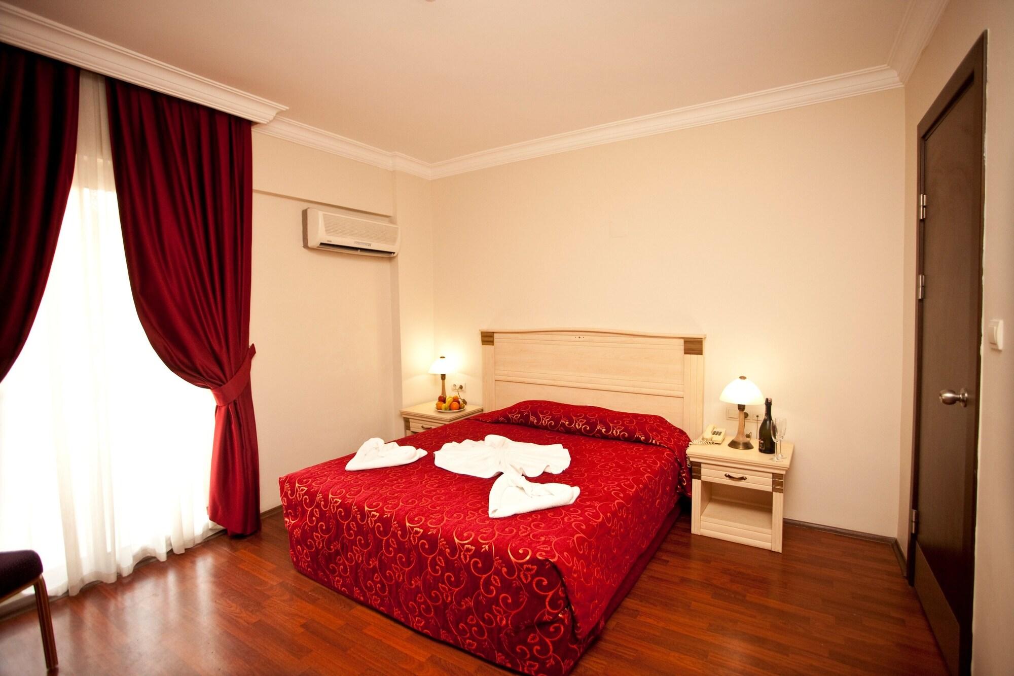 Duqqan Deluxe Hotel คูซาดาซี ภายนอก รูปภาพ