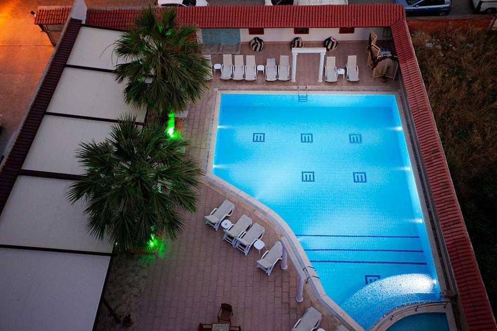 Duqqan Deluxe Hotel คูซาดาซี ภายนอก รูปภาพ